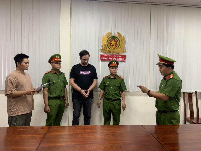 Kêu gọi người vay tiền qua hai trang web cho vay lãi nặng phối hợp điều tra -0