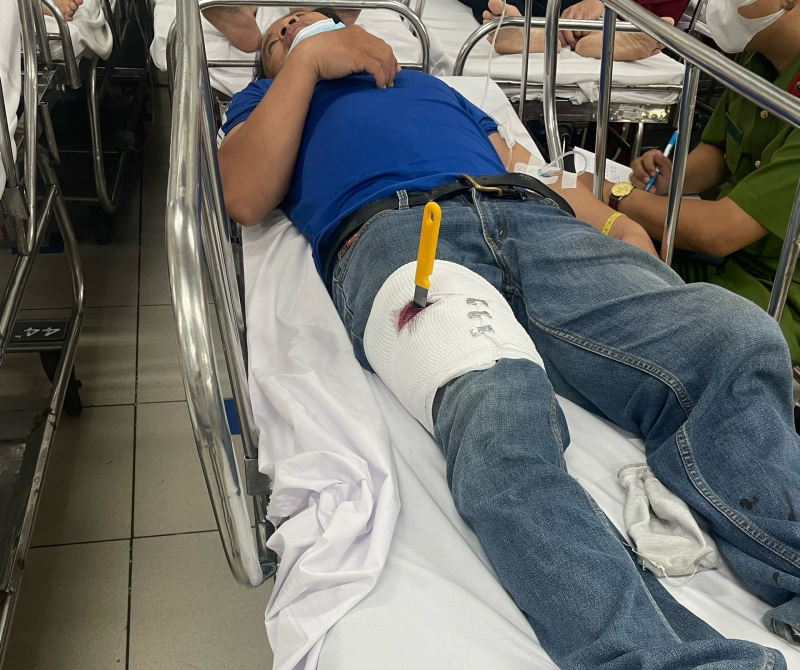 Giấu vợ đem tiền cho cha mẹ, người chồng tự đâm vào đùi, dàn cảnh bị cướp -0