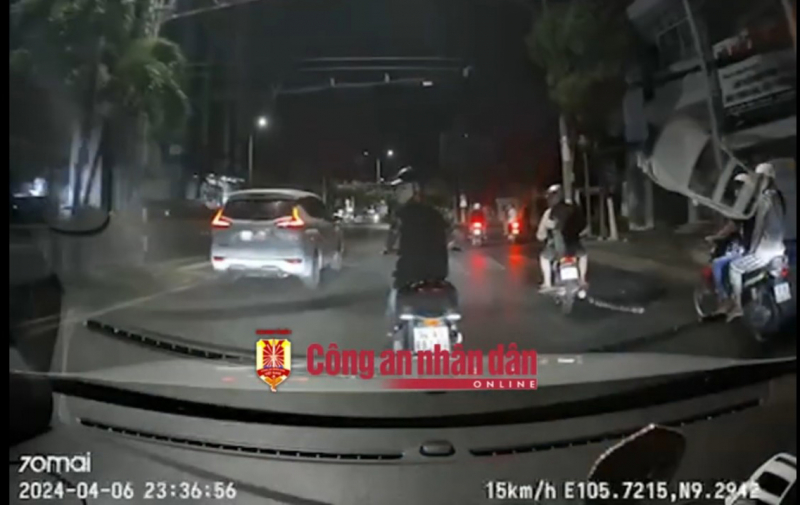 Nhóm trẻ trâu chạy xe nẹt pô, dàn hàng ngang... còn gây hấn với tài xế ô tô -0