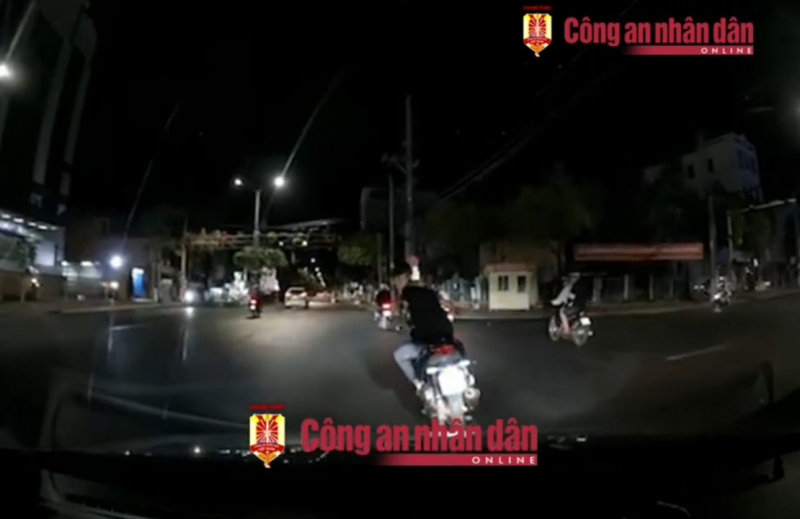 Nhóm trẻ trâu chạy xe nẹt pô, dàn hàng ngang... còn gây hấn với tài xế ô tô -1