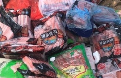 Bắt giữ gần nửa tấn lạp xưởng đông lạnh bốc mùi -0