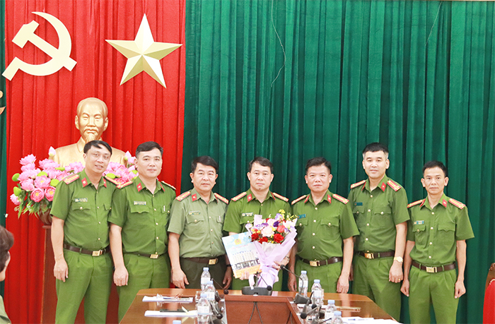 Khen thưởng các đơn vị có thành tích xuất sắc trong công tác đấu tranh với tội phạm -0