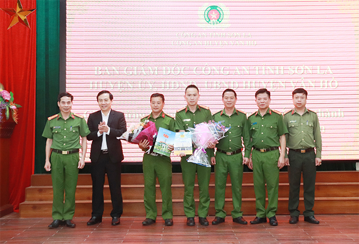 Khen thưởng các đơn vị có thành tích xuất sắc trong công tác đấu tranh với tội phạm -1