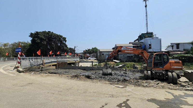 Một lượng lớn bùn thải nạo vét chưa qua xử lý được đổ xuống ao, hồ nước -0