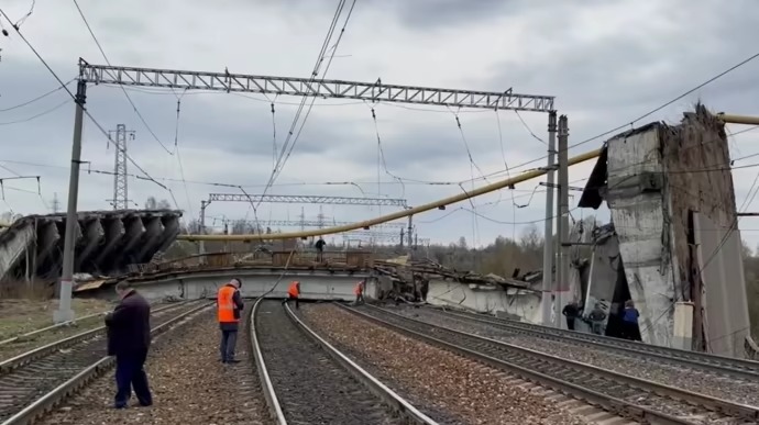 Sập cầu vượt đường sắt ở Nga -0