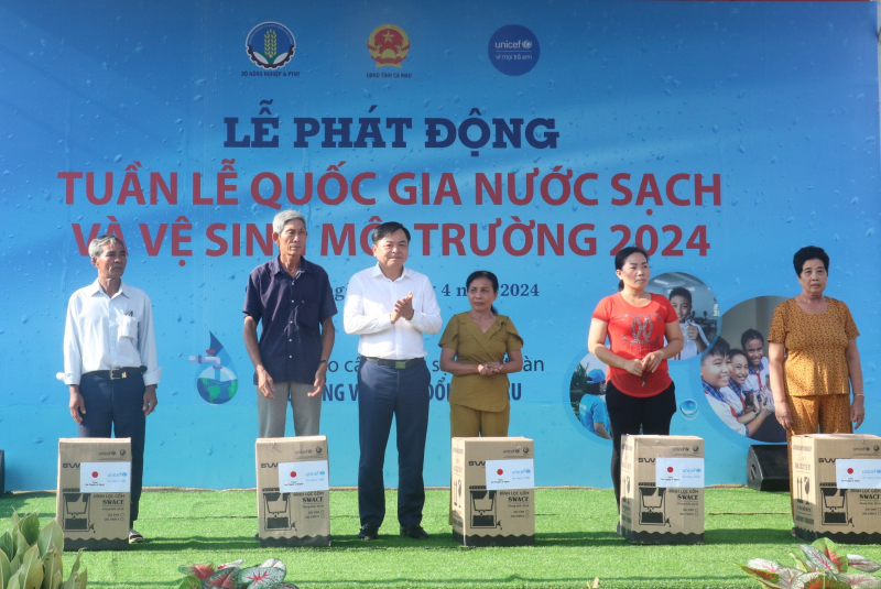 Hỗ trợ trên 1.000 người dân ở Cà Mau bị ảnh hưởng do xâm nhập mặn -0