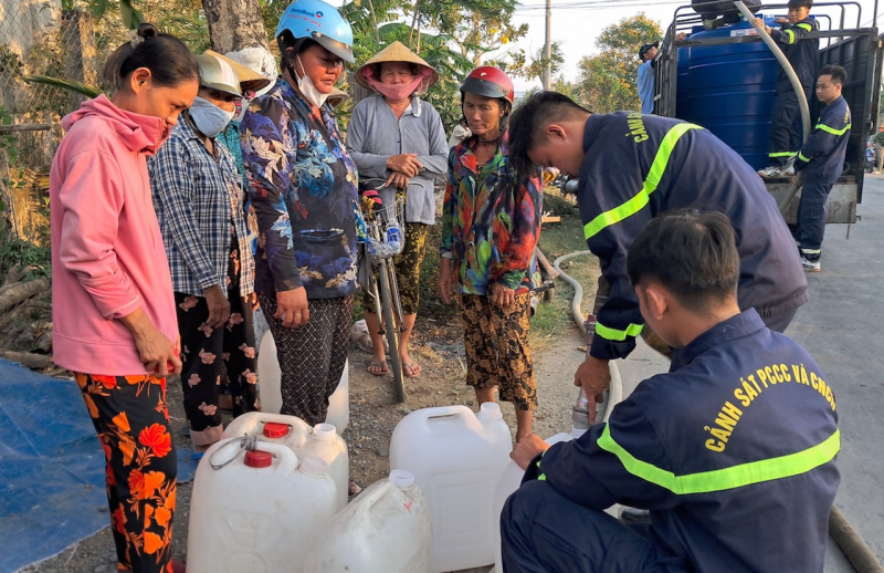 Công an tỉnh Tiền Giang với chương trình “Nghĩa tình ngày hạn mặn” -0