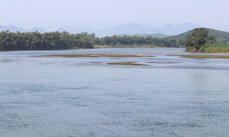 Bắt 2 tàu khai thác cát trái phép trên sông Son -0
