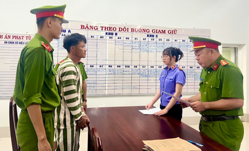 Ném gạch, dùng dao tấn công CSGT -0