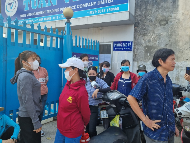 Công nhân đội nắng đến đòi nợ lương công ty có giám đốc là người bán căn tin  -0