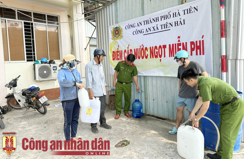 Công an các tỉnh, thành ĐBSCL hỗ trợ cấp nước ngọt miễn phí cho người dân vùng hạn mặn -1