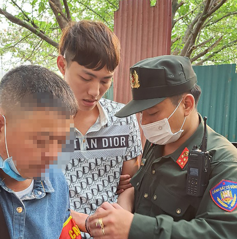 'Dắt' súng đi dạo phố, giữa đường “đụng” Cảnh sát 141 -0