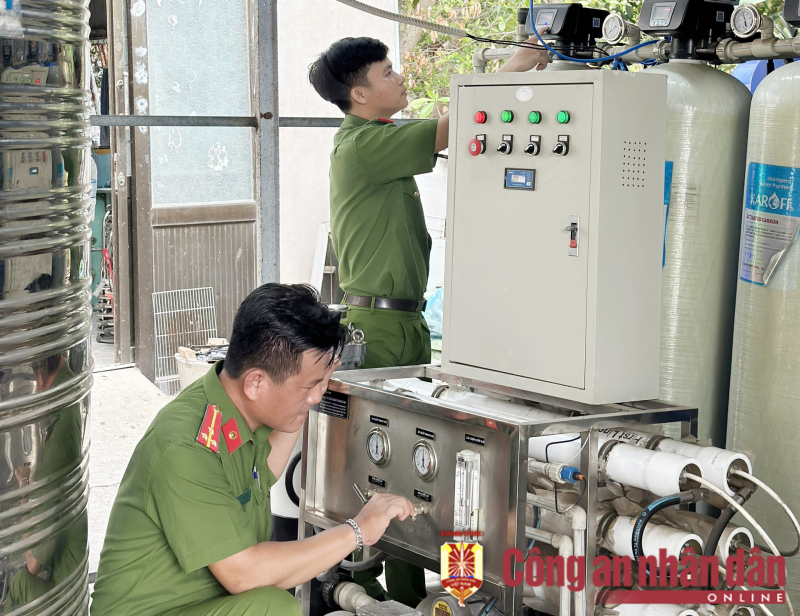 Công an các tỉnh, thành ĐBSCL hỗ trợ cấp nước ngọt miễn phí cho người dân vùng hạn mặn -1