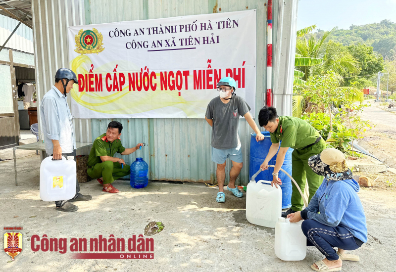 Công an các tỉnh, thành ĐBSCL hỗ trợ cấp nước ngọt miễn phí cho người dân vùng hạn mặn -2
