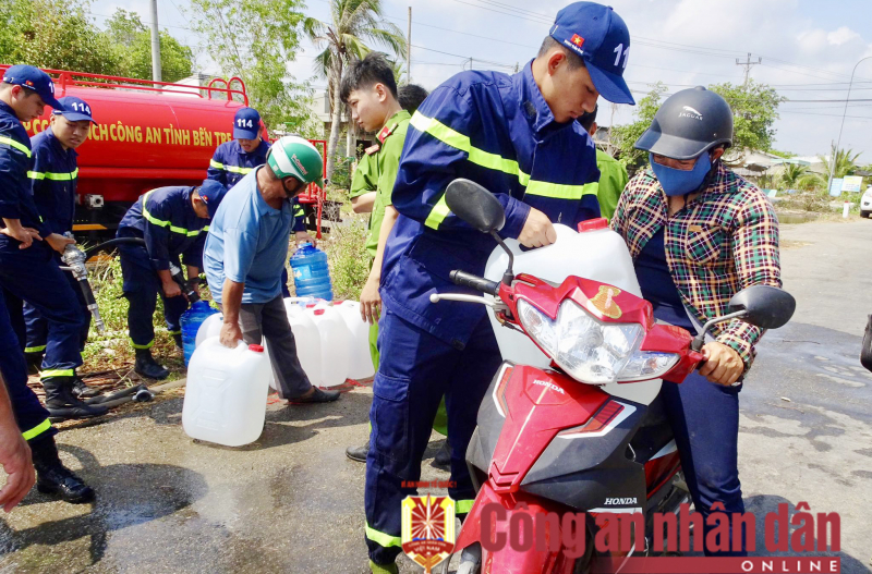 Công an các tỉnh, thành ĐBSCL hỗ trợ cấp nước ngọt miễn phí cho người dân vùng hạn mặn -0