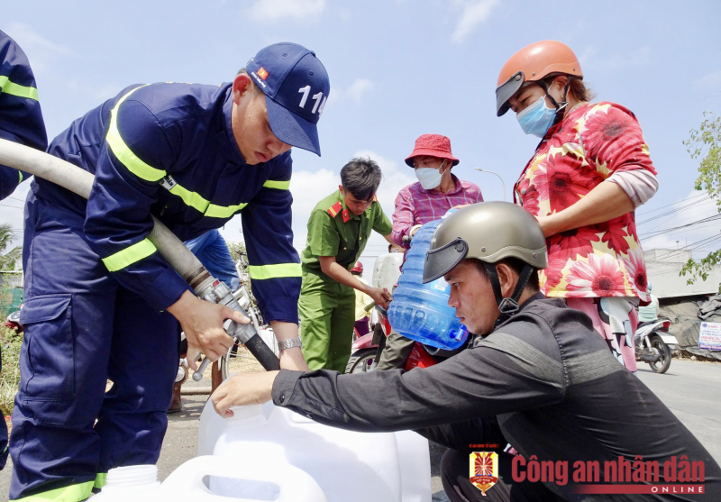 Công an các tỉnh, thành ĐBSCL hỗ trợ cấp nước ngọt miễn phí cho người dân vùng hạn mặn -0