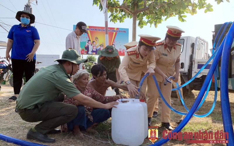 Công an các tỉnh, thành ĐBSCL hỗ trợ cấp nước ngọt miễn phí cho người dân vùng hạn mặn -1