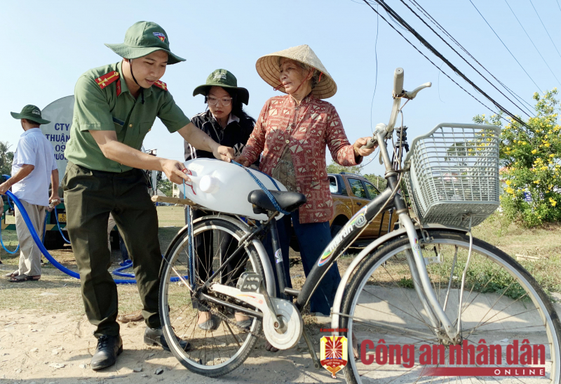 Công an các tỉnh, thành ĐBSCL hỗ trợ cấp nước ngọt miễn phí cho người dân vùng hạn mặn -2