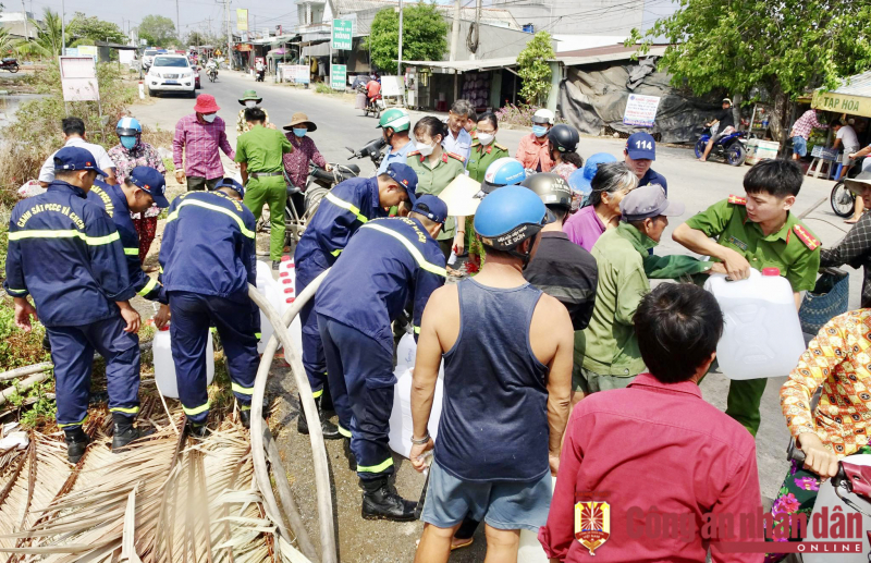 Công an các tỉnh, thành ĐBSCL hỗ trợ cấp nước ngọt miễn phí cho người dân vùng hạn mặn -0