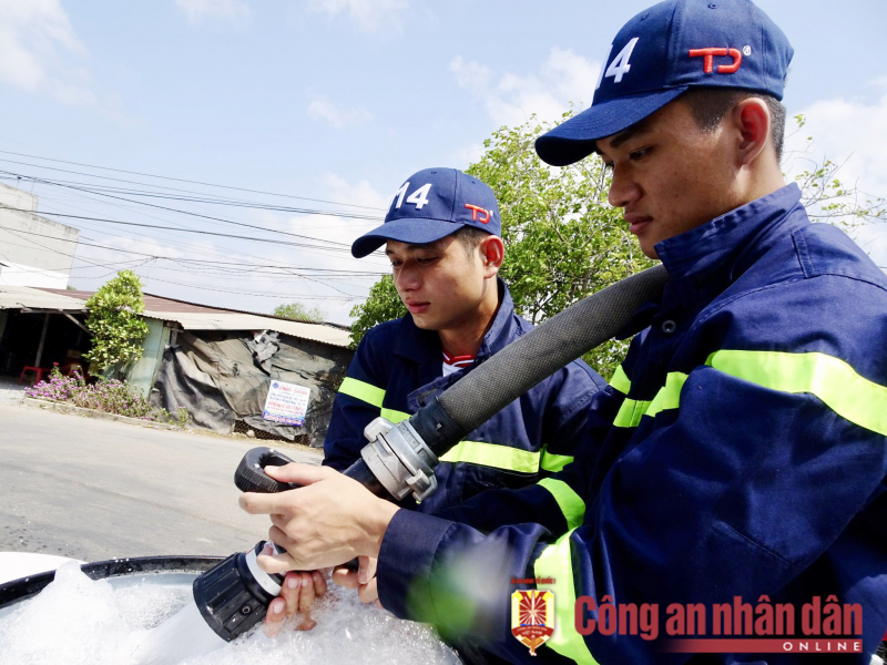 Công an các tỉnh, thành ĐBSCL hỗ trợ cấp nước ngọt miễn phí cho người dân vùng hạn mặn -2