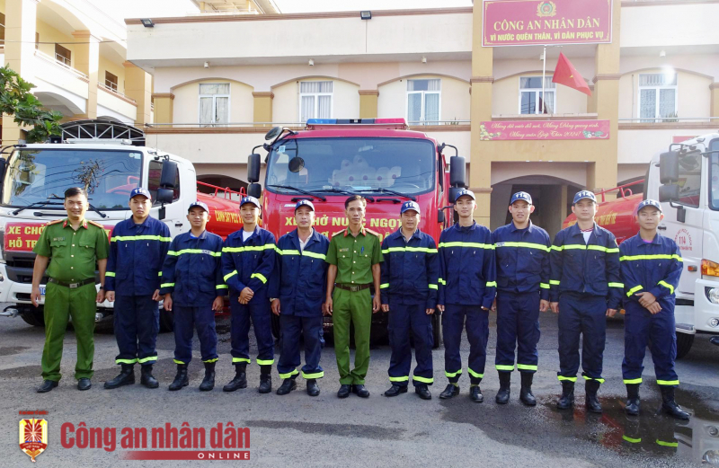 Công an các tỉnh, thành ĐBSCL hỗ trợ cấp nước ngọt miễn phí cho người dân vùng hạn mặn -1