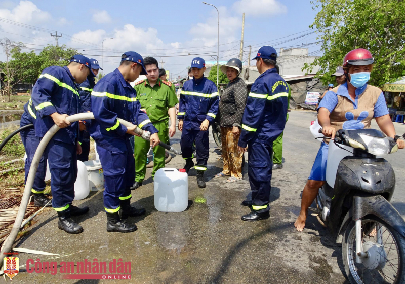 Công an các tỉnh, thành ĐBSCL hỗ trợ cấp nước ngọt miễn phí cho người dân vùng hạn mặn -2