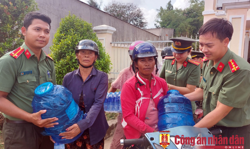 Công an các tỉnh, thành ĐBSCL hỗ trợ cấp nước ngọt miễn phí cho người dân vùng hạn mặn -0