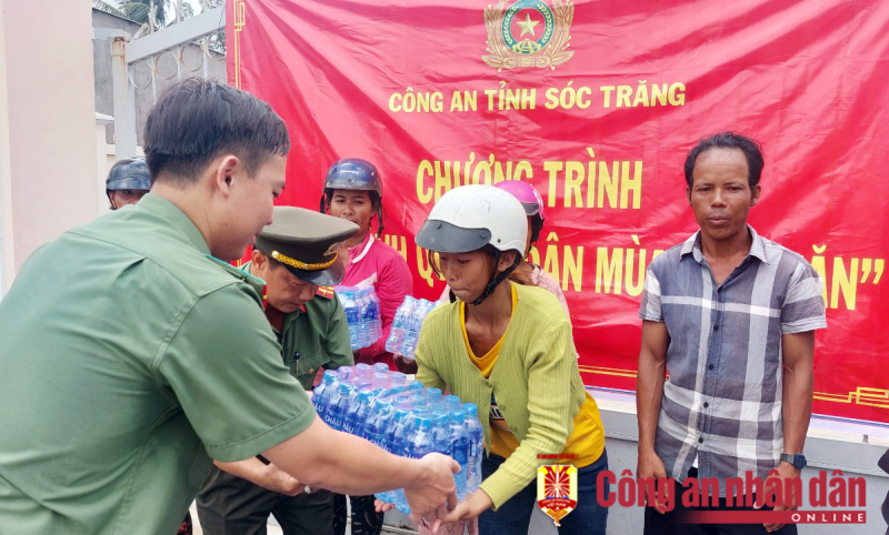Công an các tỉnh, thành ĐBSCL hỗ trợ cấp nước ngọt miễn phí cho người dân vùng hạn mặn -1