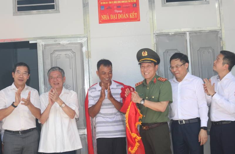 Bộ Công an trao tặng nhà mẫu và kinh phí xây dựng 1.290 ngôi nhà tại Trà Vinh -1