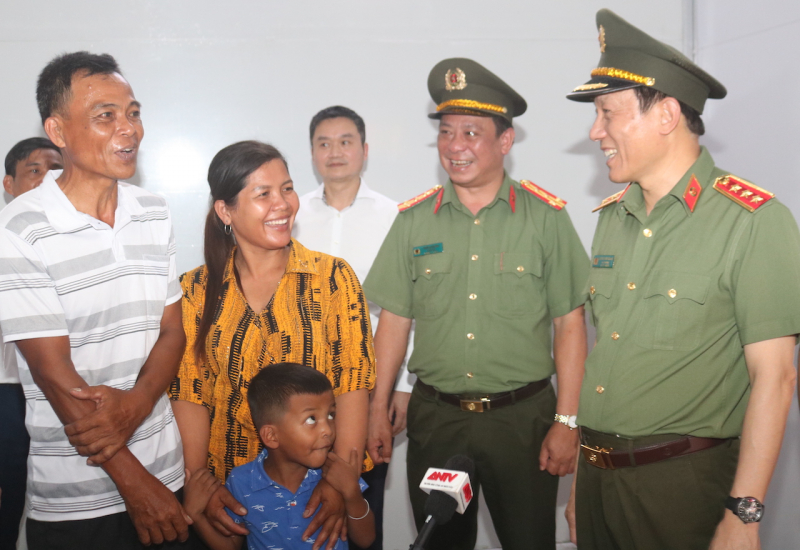 Bộ Công an trao tặng nhà mẫu và kinh phí xây dựng 1.290 ngôi nhà tại Trà Vinh -0