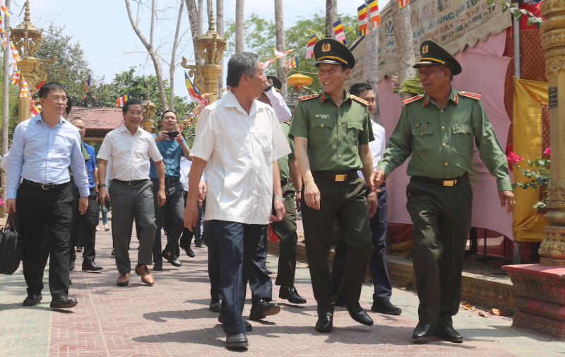 Bộ Công an trao tặng nhà mẫu và kinh phí xây dựng 1.290 ngôi nhà tại Trà Vinh -0