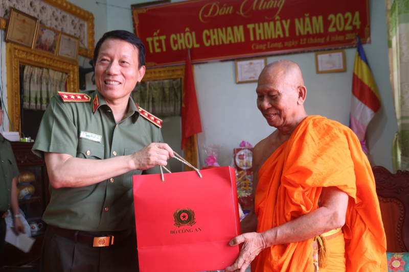 Bộ Công an trao tặng nhà mẫu và kinh phí xây dựng 1.290 ngôi nhà tại Trà Vinh -0