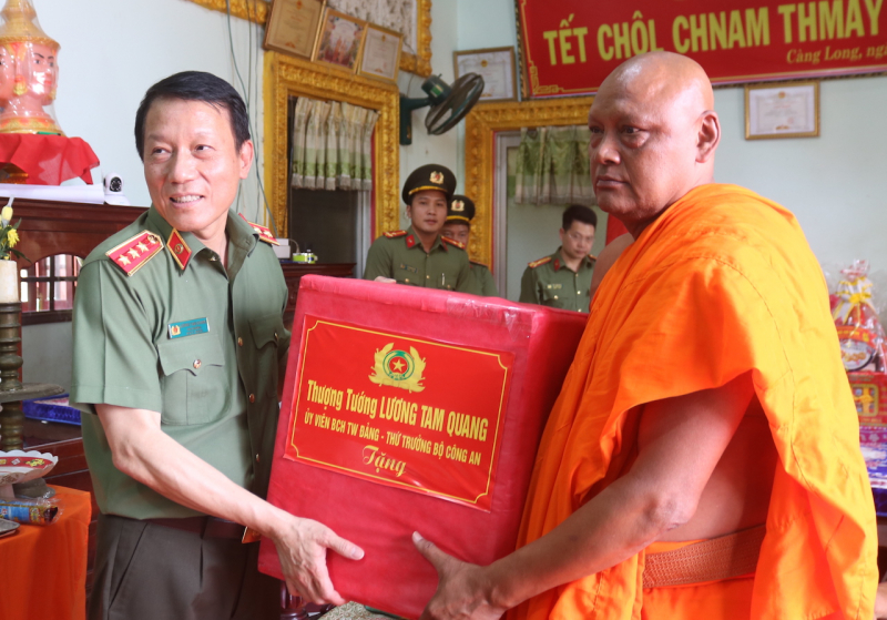 Bộ Công an trao tặng nhà mẫu và kinh phí xây dựng 1.290 ngôi nhà tại Trà Vinh -1