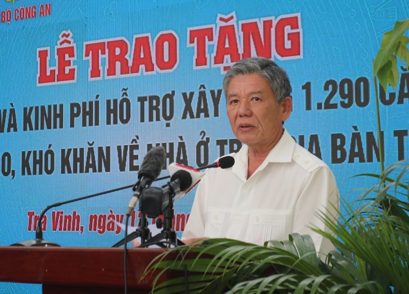 Bộ Công an trao tặng nhà mẫu và kinh phí xây dựng 1.290 ngôi nhà tại Trà Vinh -0