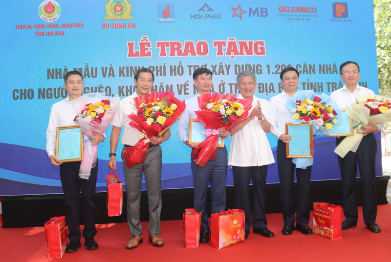 Bộ Công an trao tặng nhà mẫu và kinh phí xây dựng 1.290 ngôi nhà tại Trà Vinh -0