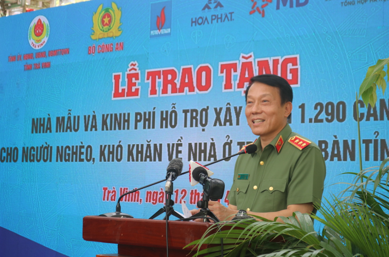 Bộ Công an trao tặng nhà mẫu và kinh phí xây dựng 1.290 ngôi nhà tại Trà Vinh -0