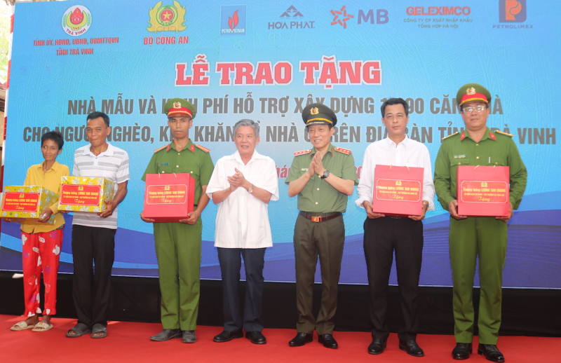 Bộ Công an trao tặng nhà mẫu và kinh phí xây dựng 1.290 ngôi nhà tại Trà Vinh -0