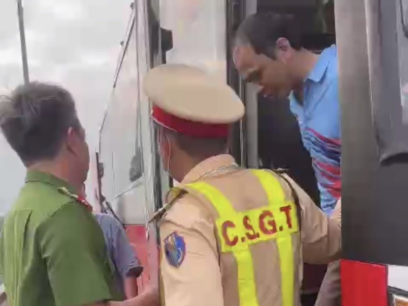 CSGT Đà Nẵng chặn bắt đối tượng giết người trốn chạy trên xe khách  Bắc - Nam  -0