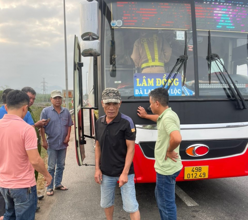 CSGT Đà Nẵng chặn bắt đối tượng giết người trốn chạy trên xe khách  Bắc - Nam  -0