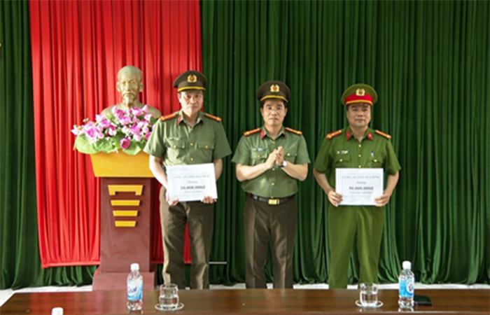 Khen thưởng cho Ban chuyên án khám phá vụ 