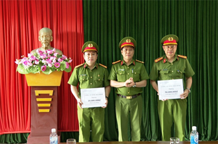 Khen thưởng cho Ban chuyên án khám phá vụ 