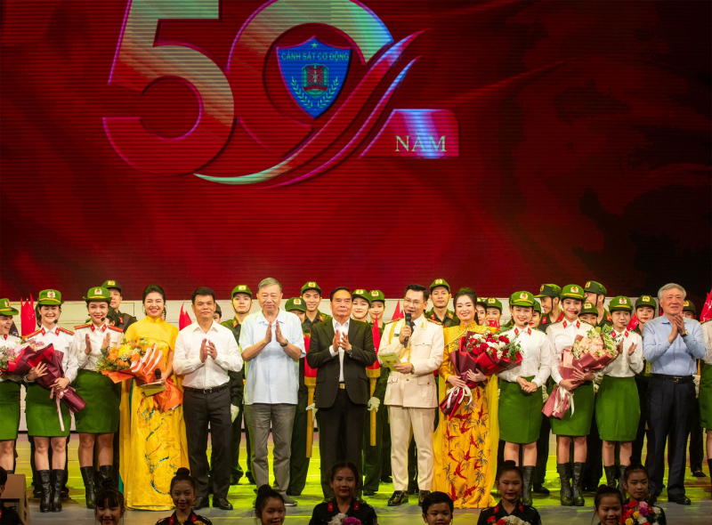 Chương trình nghệ thuật “50 năm Cảnh sát Cơ động – Những chặng đường vẻ vang”: Hoành tráng, mãn nhãn và đong đầy cảm xúc -0