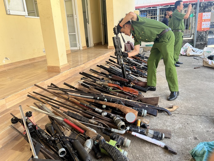 Tiêu hủy 156 khẩu súng các loại -0