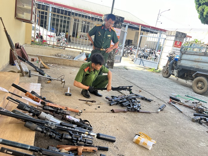 Tiêu hủy 156 khẩu súng các loại -0
