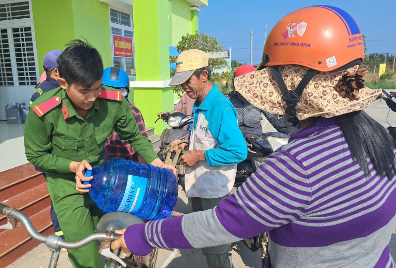 Lực lượng Công an chung sức hỗ trợ người dân vùng hạn mặn -0