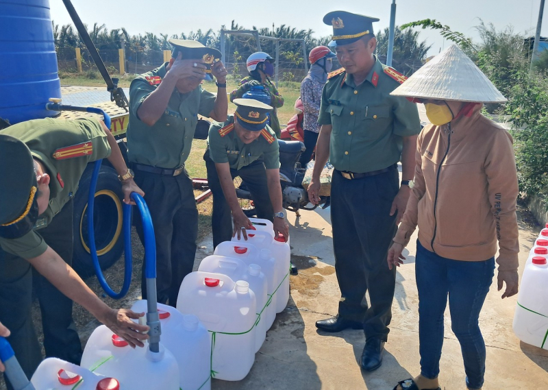 Lực lượng Công an chung sức hỗ trợ người dân vùng hạn mặn -0