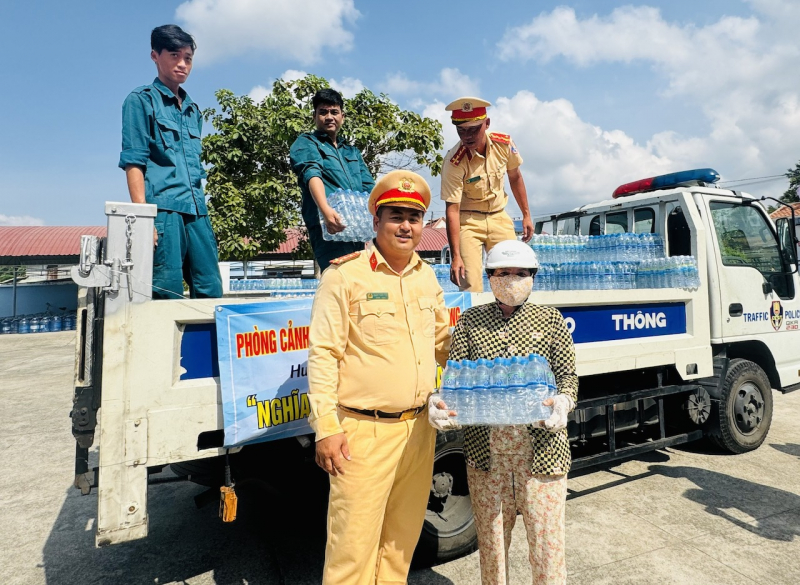 Lực lượng Công an chung sức hỗ trợ người dân vùng hạn mặn -0