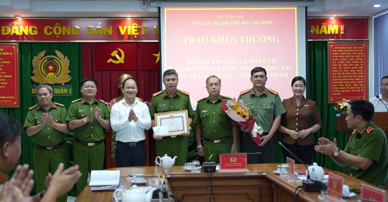 Thưởng nóng cho các tập thể và cá nhân có thành tích khám phá án nhanh chóng -0