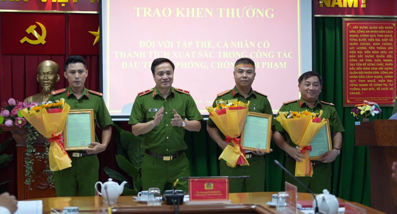 Thưởng nóng cho các tập thể và cá nhân có thành tích khám phá án nhanh chóng -0