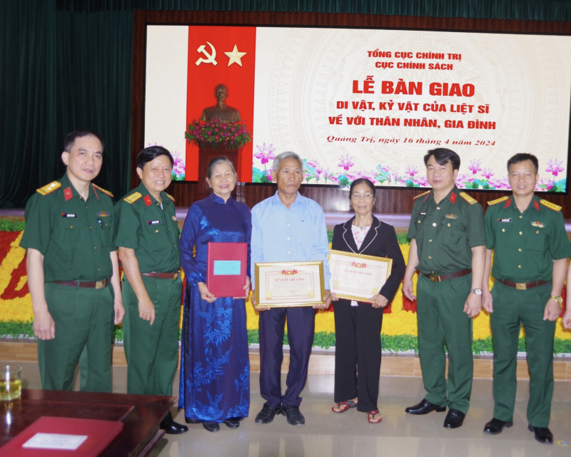 Bàn giao di vật, kỷ vật của liệt sĩ về với người thân -0